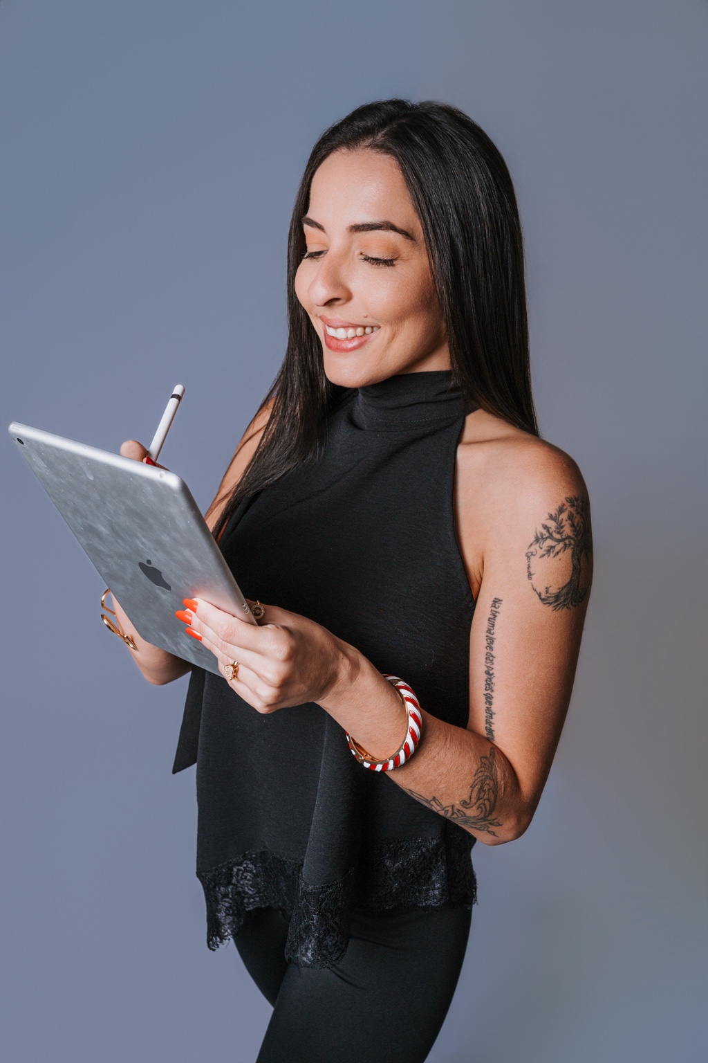 Consultora com tablet