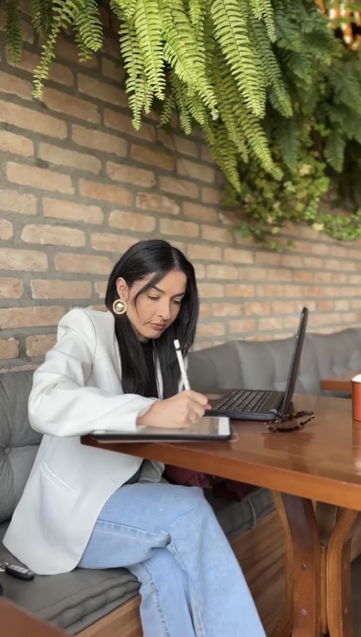 Consultora trabalhando